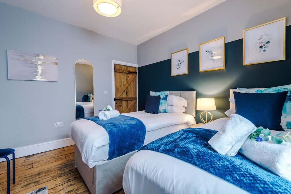 NEW Stylish Home Amazing Location Sleeps 6