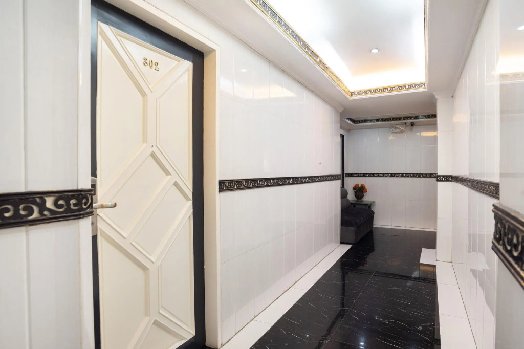 OYO 138 White Palace Hotel