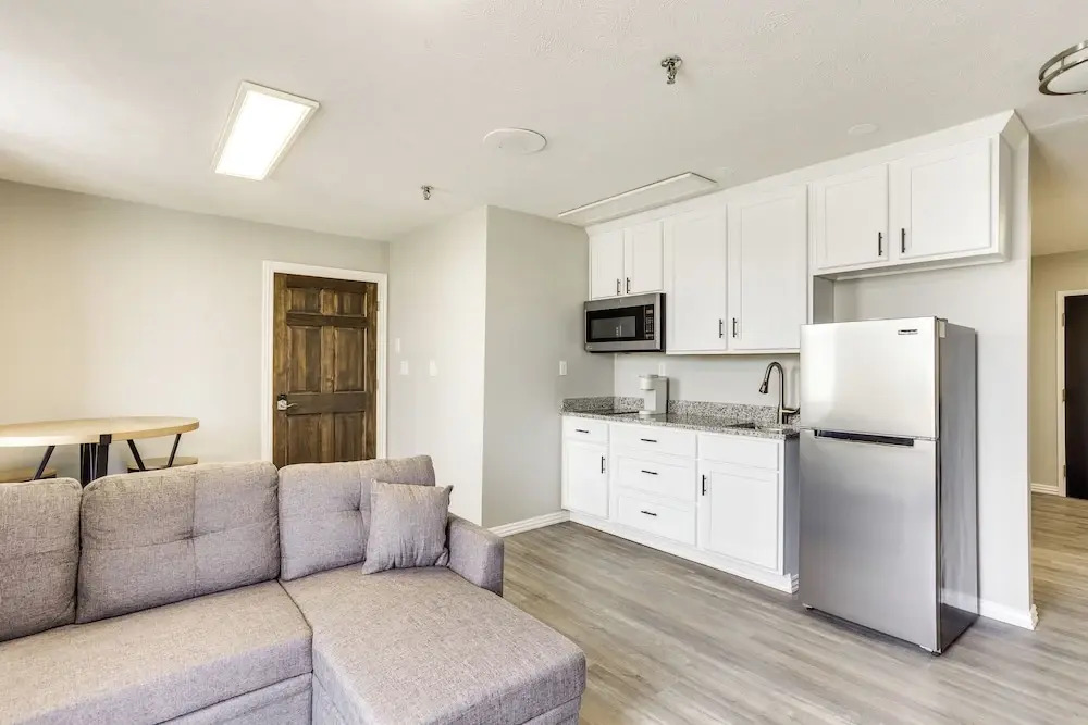 < 1 Mi to Oakland City University: Cozy Apartment