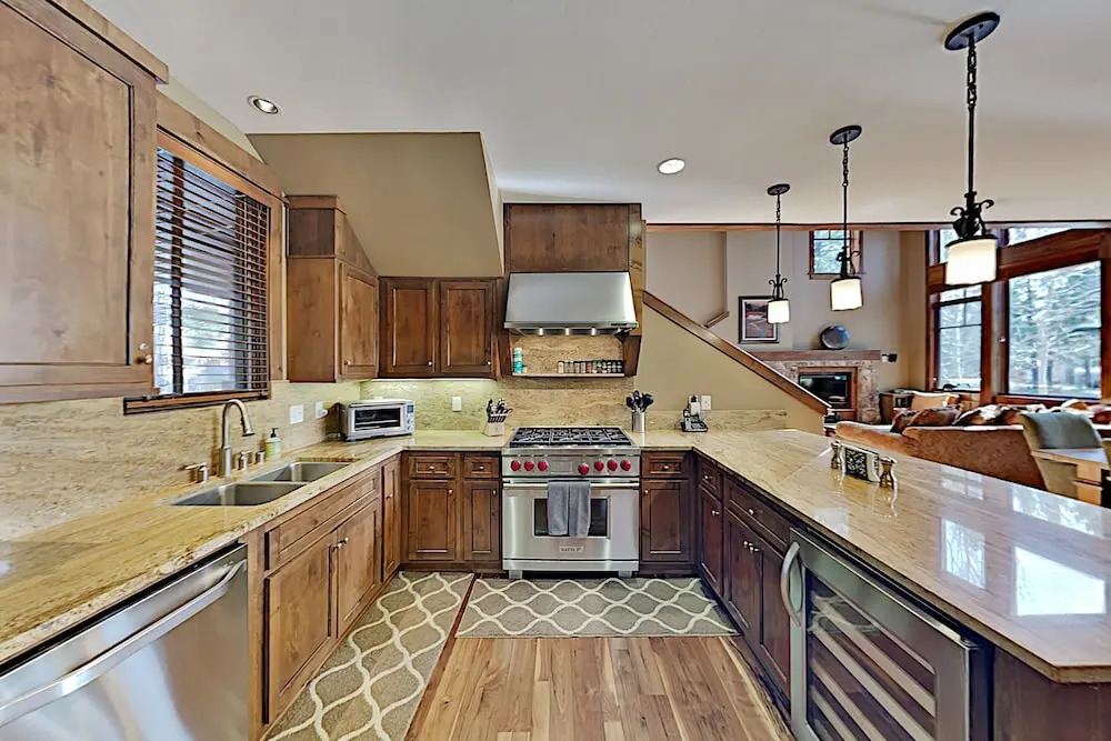 New Listing! All-suite Townhome W/ Deck & Hot Tub 3 Bedroom Townhouse