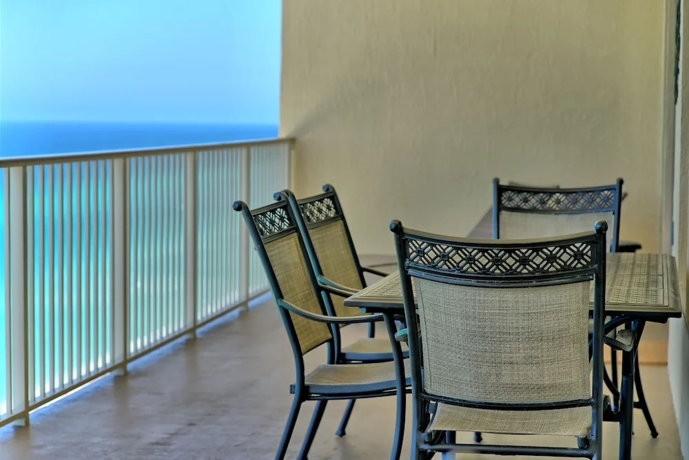Luxurious High-Rise Condo with Spacious Balcony Facing the Ocean - Unit 1805 by RedAwning