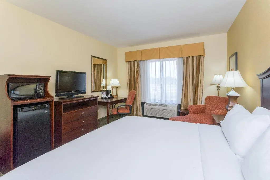 Holiday Inn Express & Suites Lexington NW-The Vineyard