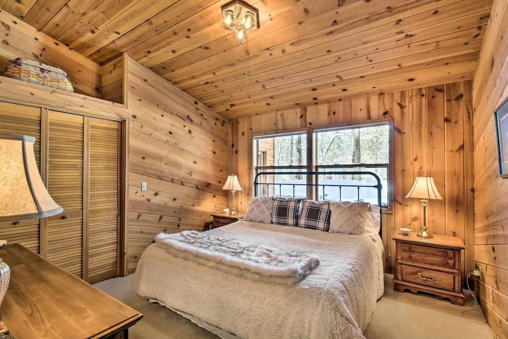 Pinetop Cabin w/ Private Patio on Eighth Green