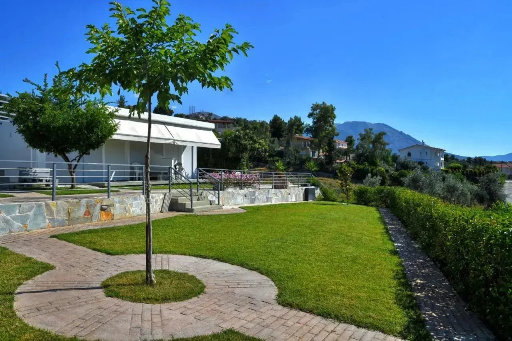 Eretria Cozy Home - Spacious Garden Retreats