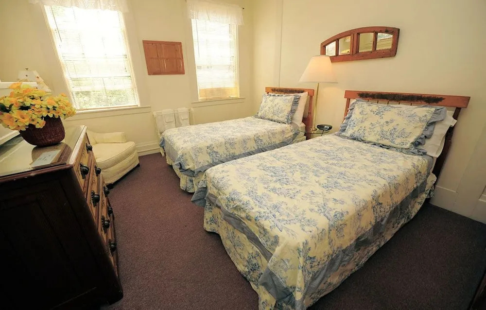 Languedoc Inn & 3 Hussey St Guest House