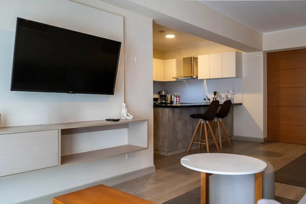 w Design-forward 2BR w Balcony in Miraflores