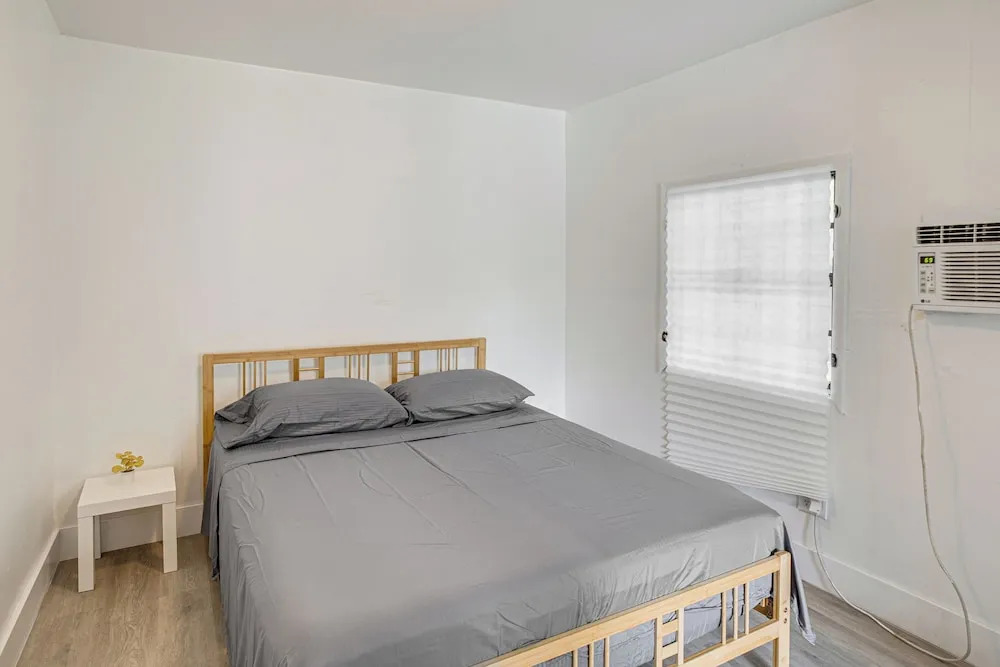 4 Mi to Surfside Beach! North Miami Apt