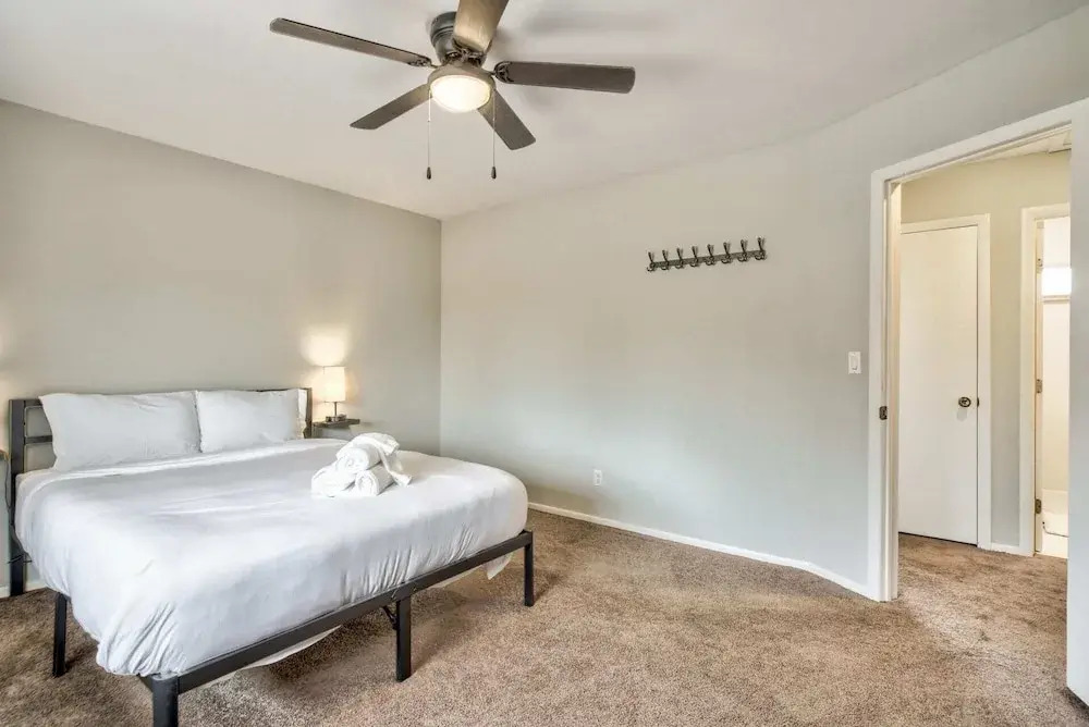 2brclose To Hiking & Garden of Godsbose Surround Sound Pet-friendly