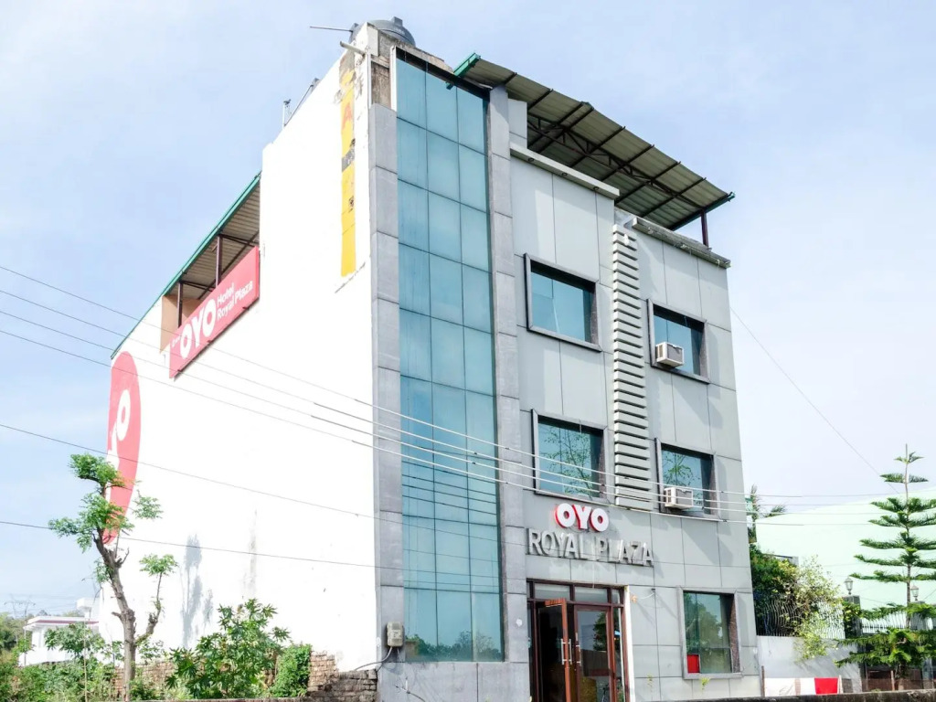 OYO 9846 Royal Plaza