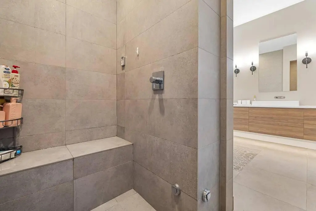 Newly Modern House w/ urban landscape of Kelowna!！