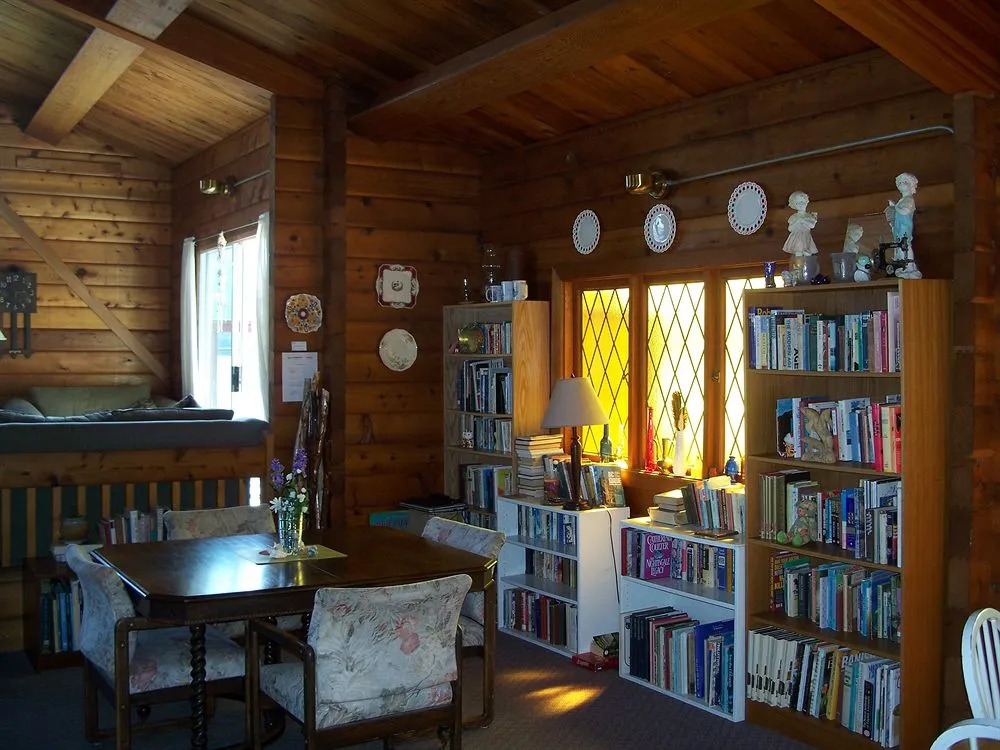 Alert Bay Lodge