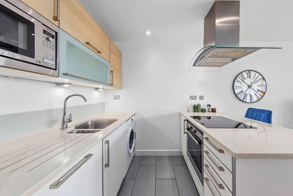 Penthouse 2-bed Apartment in The Heart Of E15
