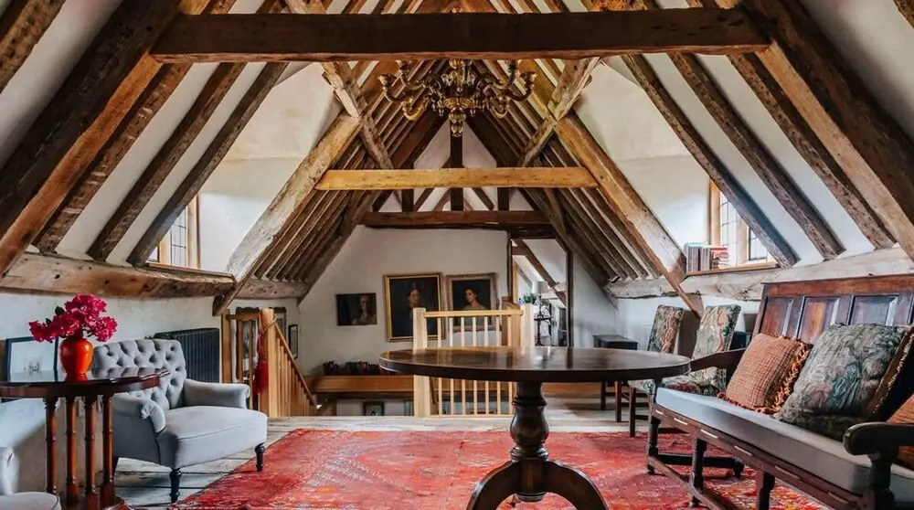 Lavish Tudor Estate Gardens - Sleeps 25