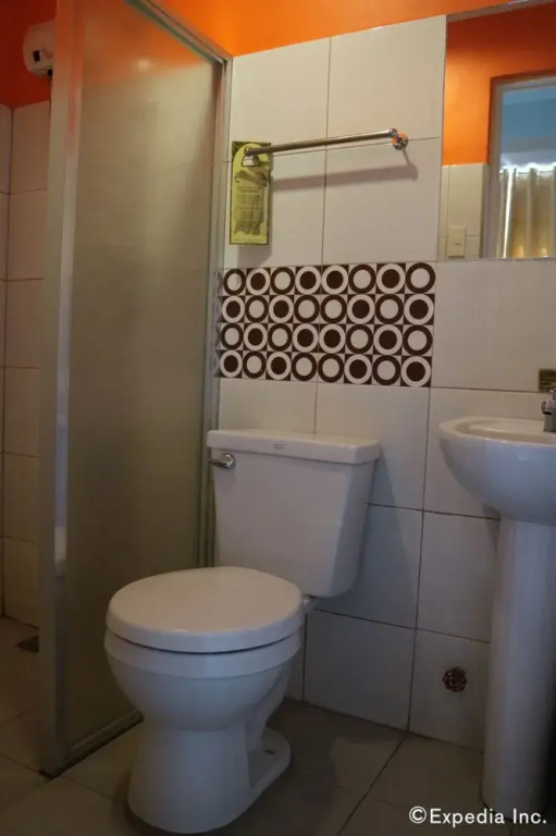 OYO 543 Negrense Suites