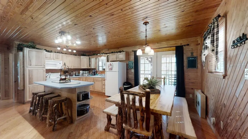 A Cowpoke's Dream 3 Bedroom Cabin by RedAwning