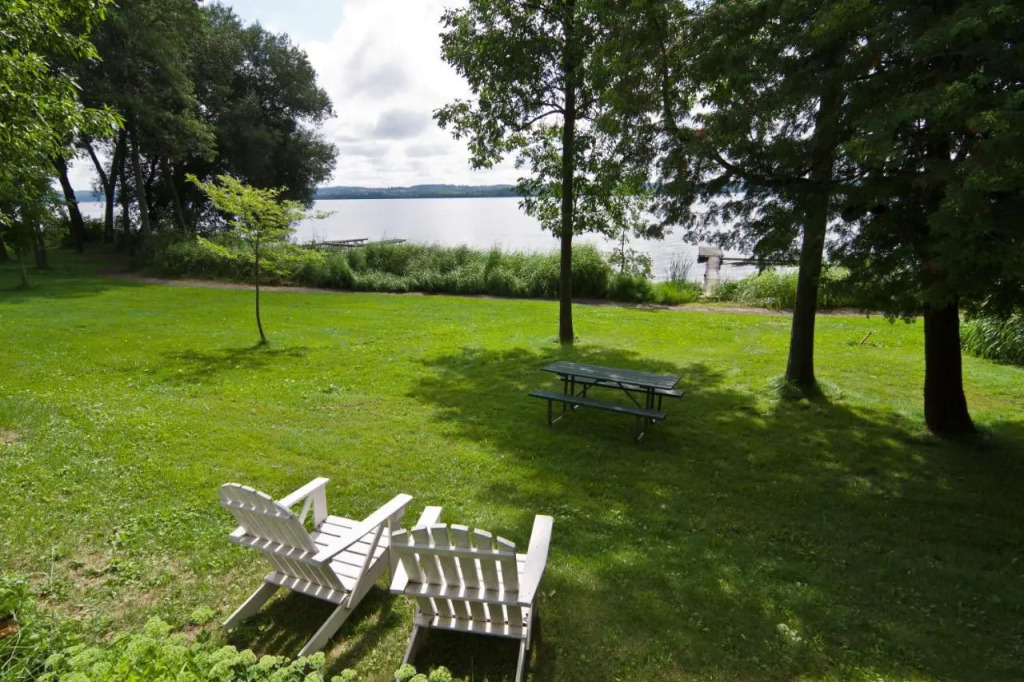 Elmhirst's Resort - On a lake