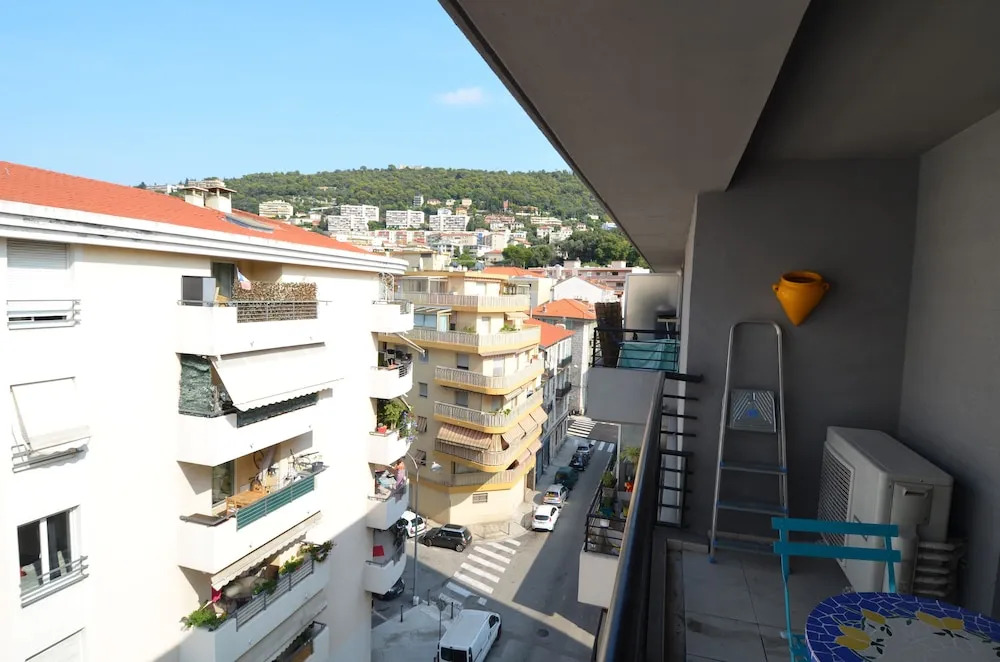 Modern duplex apartment 4 persons near train station Acropolis in Nice