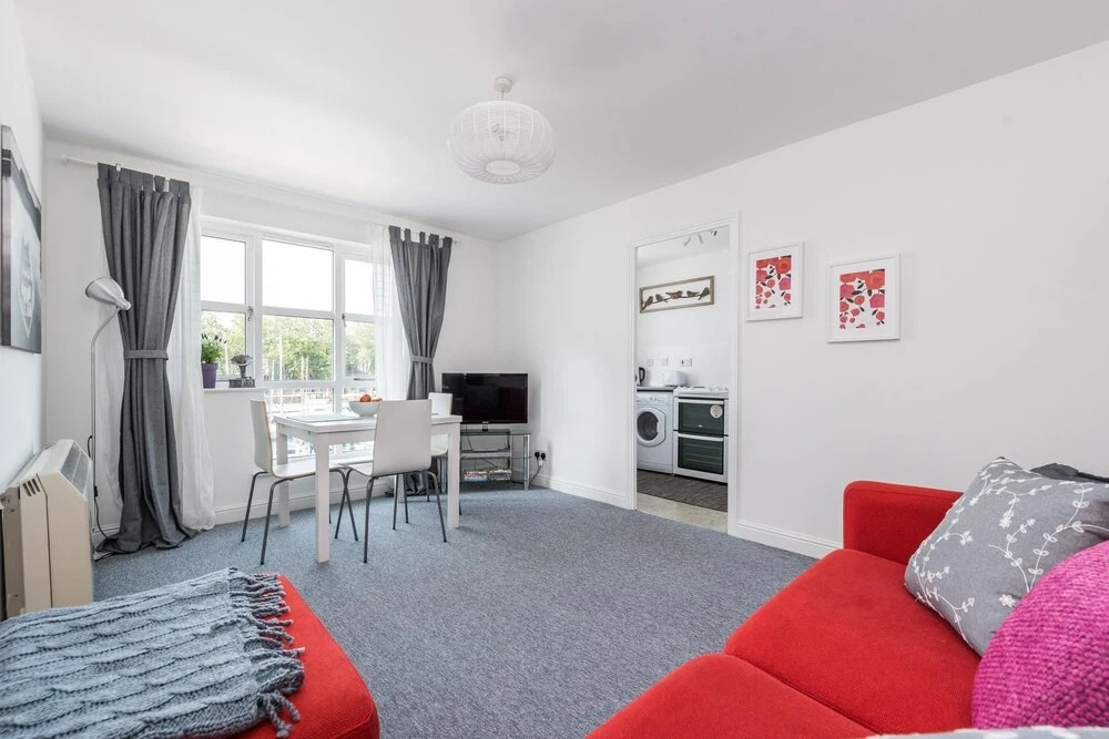 Fantastic 1 Bedroom Flat With Great Marina Views