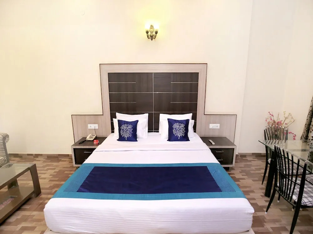 OYO 10111 Hotel Roopa International