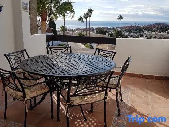 Modern 2 Bed ,2 bathroom refurbished apartment , outstanding sea and golf views