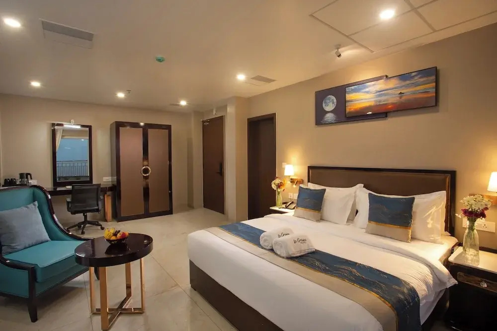 Le Crown Hotel