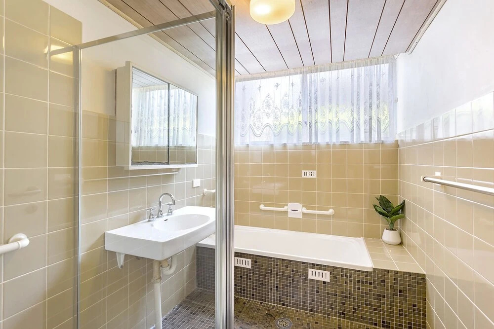 5 'Casuarina's ' 33 Soldiers Point Road - superb waterfront unit