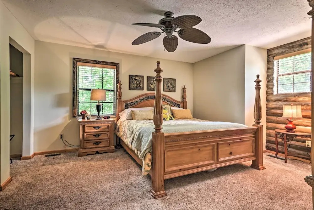 Mtn-view Cabin w/ Hot Tub in Sevierville!
