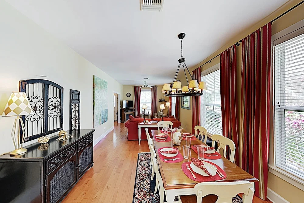 New Listing! the Sea Turtle Inn Uptown Gem 2 Bedroom Home