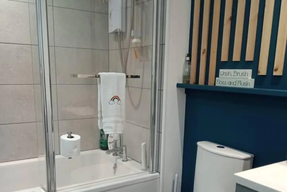 2 Bed Cottage Sleeps 4 -Private Garden -Pets Okay