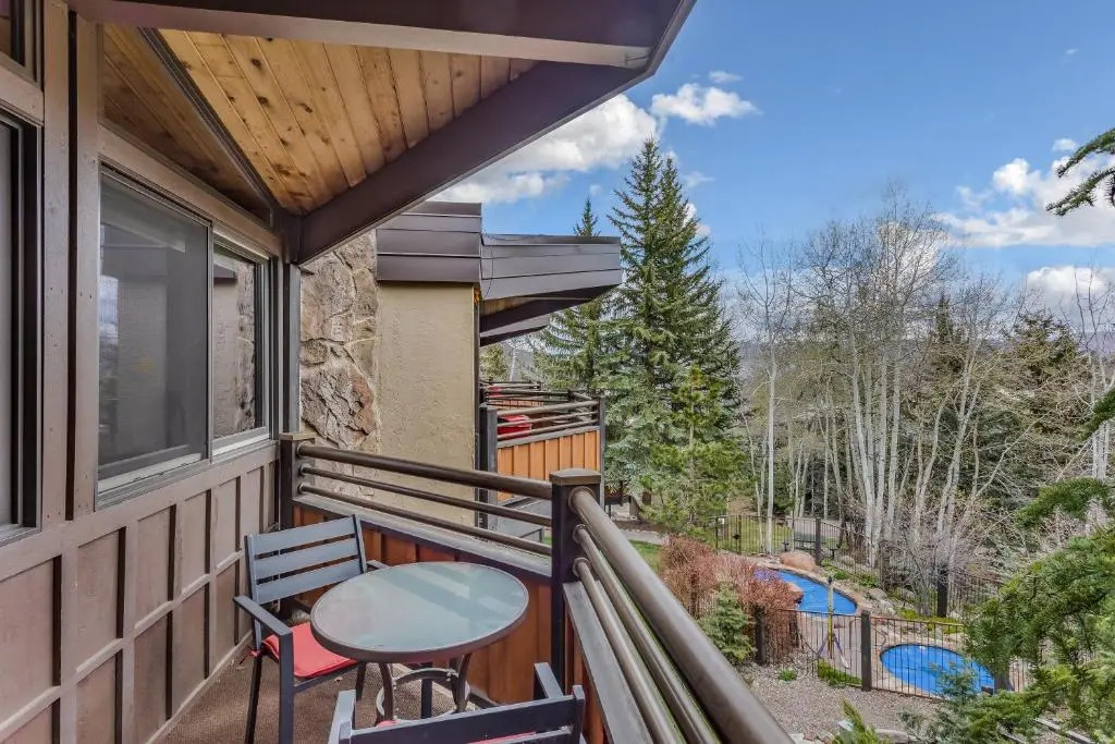 Laurelwood Condominiums Studio Premier Unit 308
