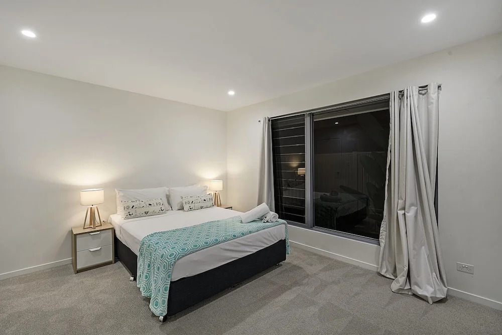 Just in Paradise Waterfront 5 Bedroom Deluxe House Central Broadbeach