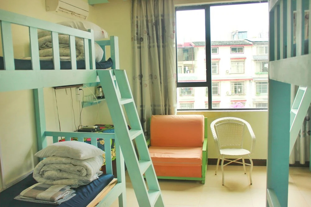 Many People Inn Shen Shan Road