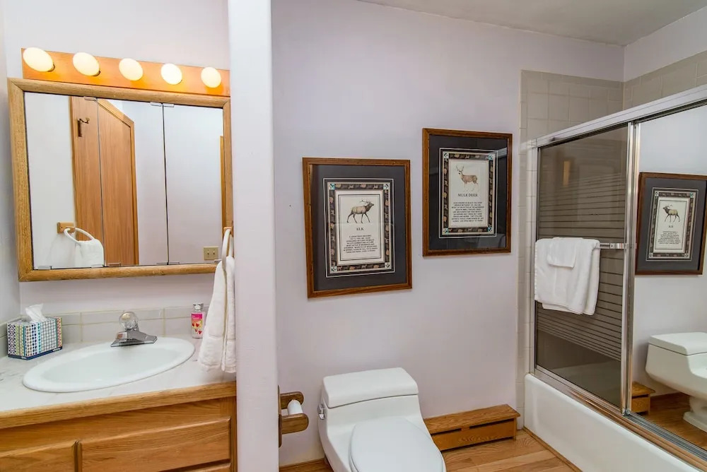 Roomy 5br W/ Hot Tub, Lake View & Beach Access 5 Bedroom Home