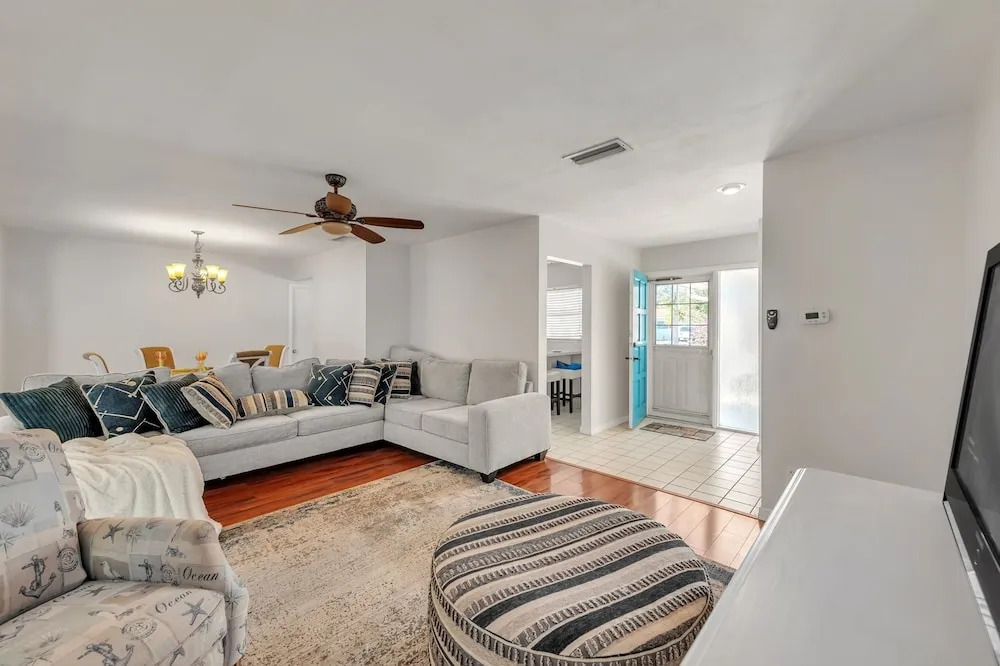 Sunny Retreat In Clearwater 2 Bedroom Home by RedAwning
