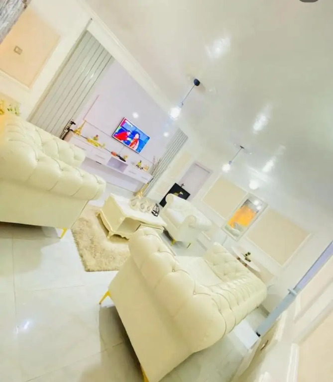 White Emirates Hotel and Apartment