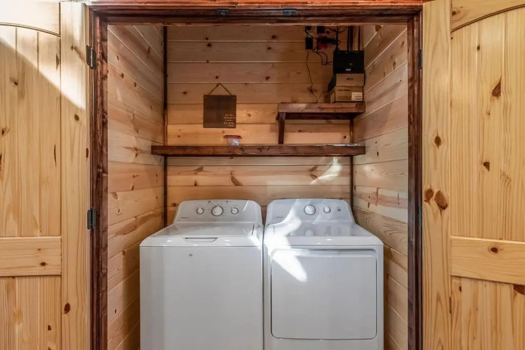 Large Luxury 2BR Cabin w Hot Tub Double Trouble was designed for fun comfort and memories minutes from buzzling Hochatown and beautiful Beaver Bend State Park