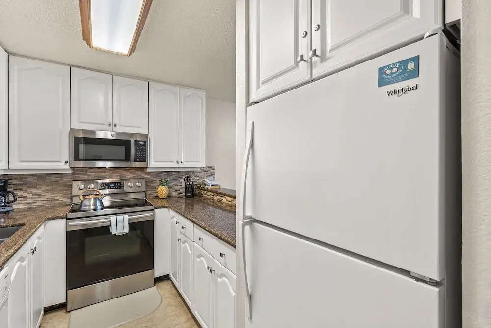 Kamaole Sands 7-406 - Courtyard and Ocean Views - Stunning Renovation - Split AC