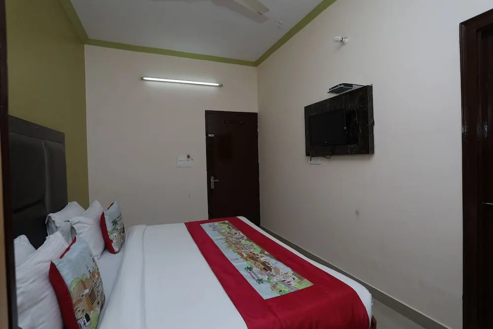OYO 10347 Hotel Deepak