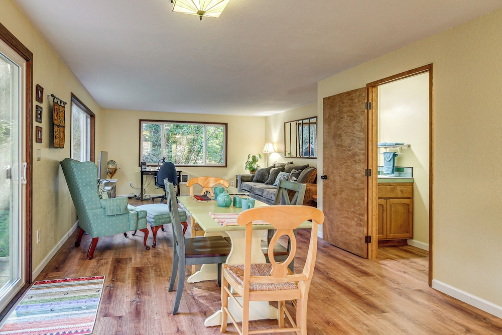 Walk to Mingus Park! Wooded Coos Bay Getaway