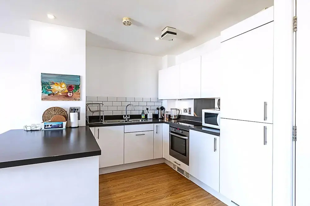 Bright Camden Retreat With Balcony
