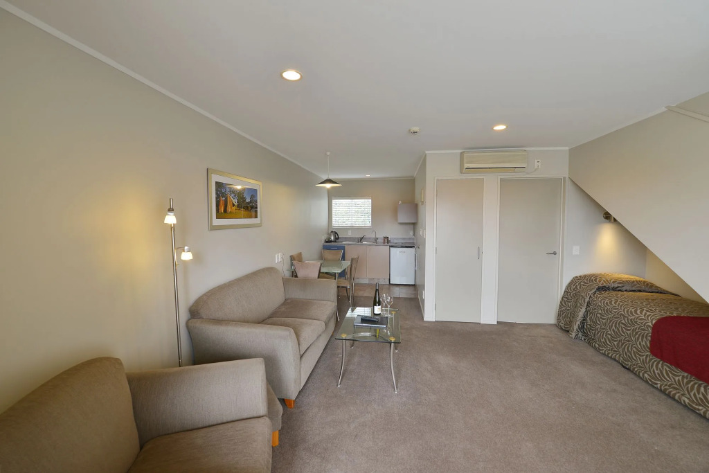 Brougham Heights Motel