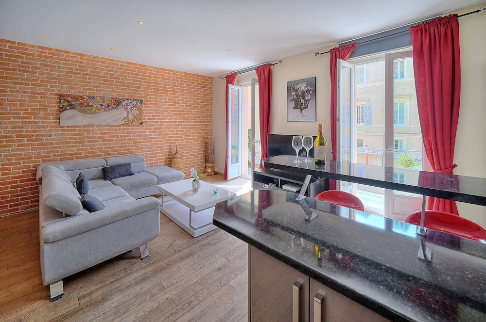 3 pi ces Avec Balcon vue sur le Vieux Port A2b022