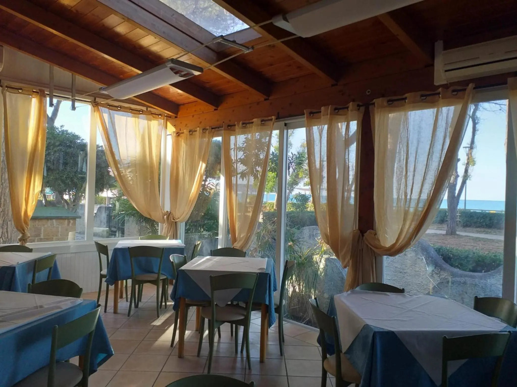 Room in B&B - Spacious Double Room Right by the sea