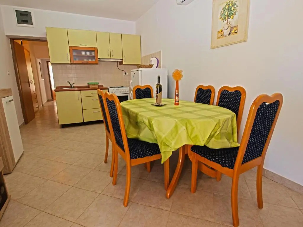 Apartment 958