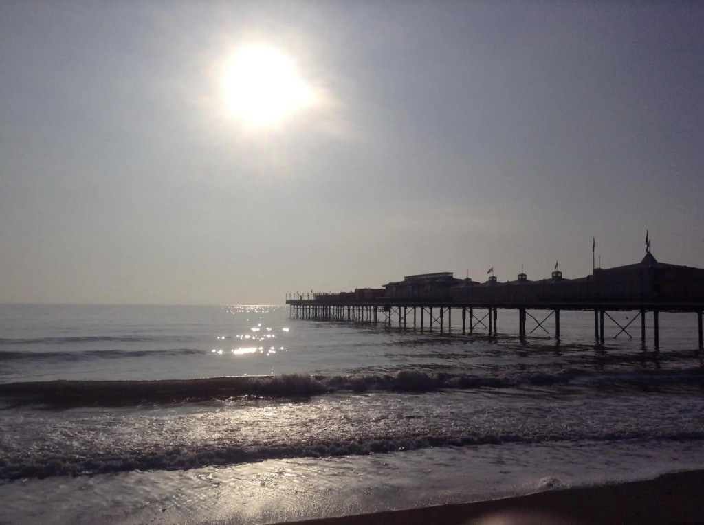 SINGER HOUSE , IDEAL FOR LARGE FAMILYS & GRANDPARENTS ,LARGE GROUND FLOOR FLATS ,2 PRIVATE GARDENS ,2 BATHROOMS ,1 KITCHEN ,2 SEPERATE ENTRANCES ,interlocking doors between the flats ,3 double beds ,3 single beds , in front of PAIGNTON PIER , 3 CAR SPACES