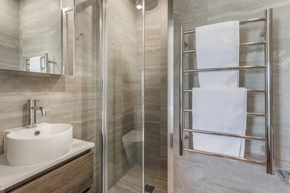 Fresh Grey Lynn 2BR unit w/ Patio by Zodiak Stays