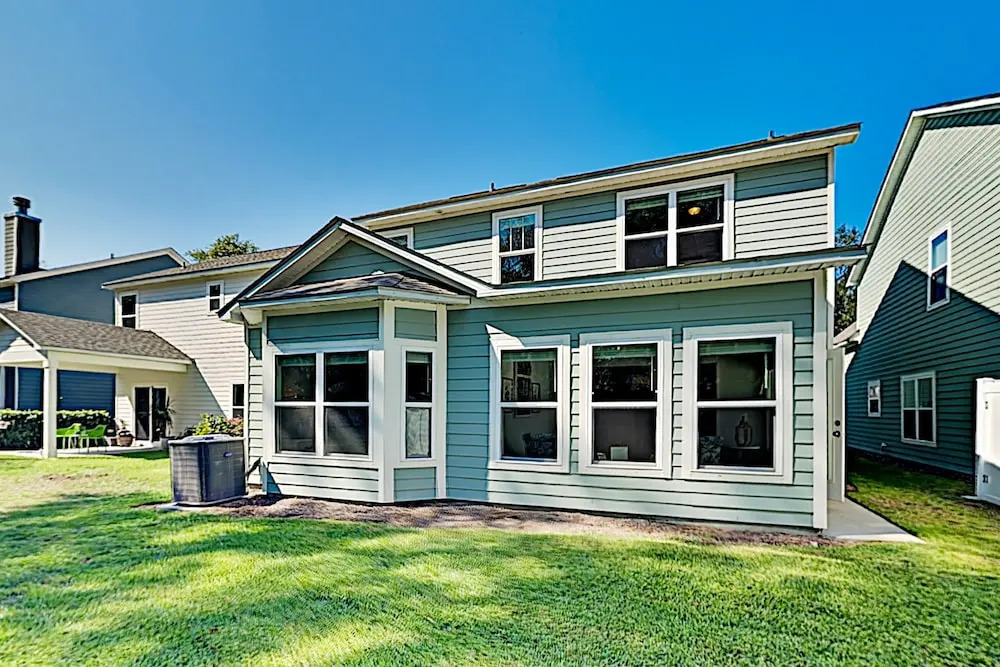 Stylish In Gated Community - Walk To Beach! 5 Bedroom Home