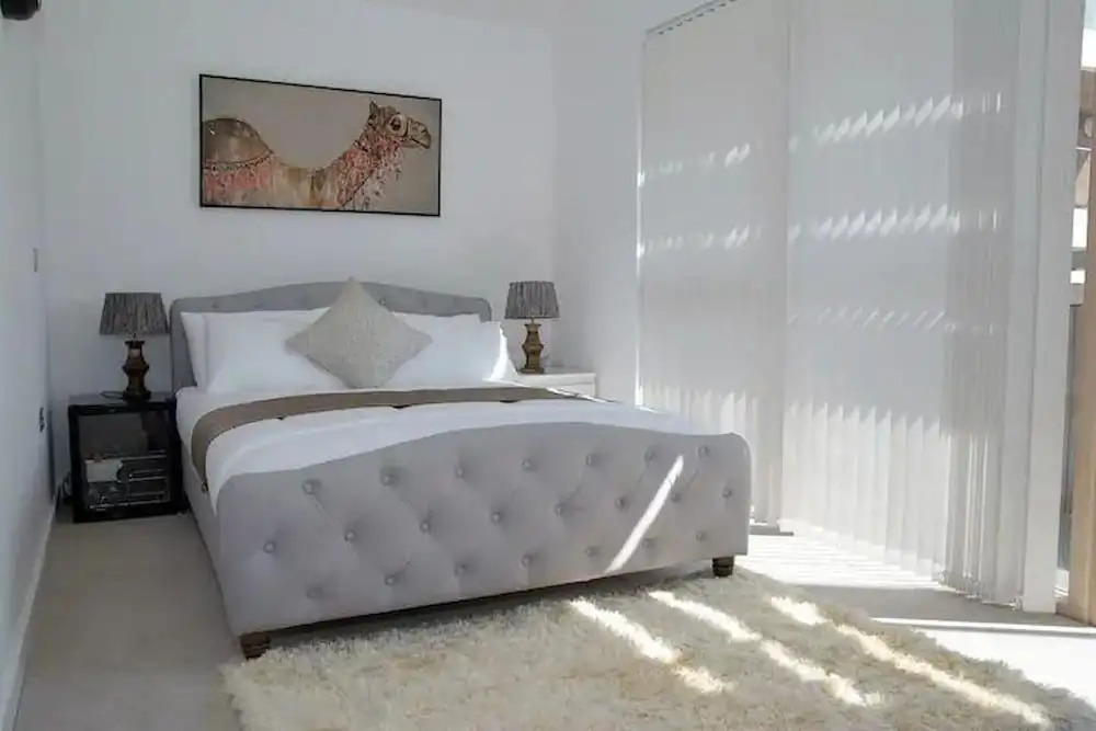 Near Dlr Station-family-sleeps 4-pets-parking