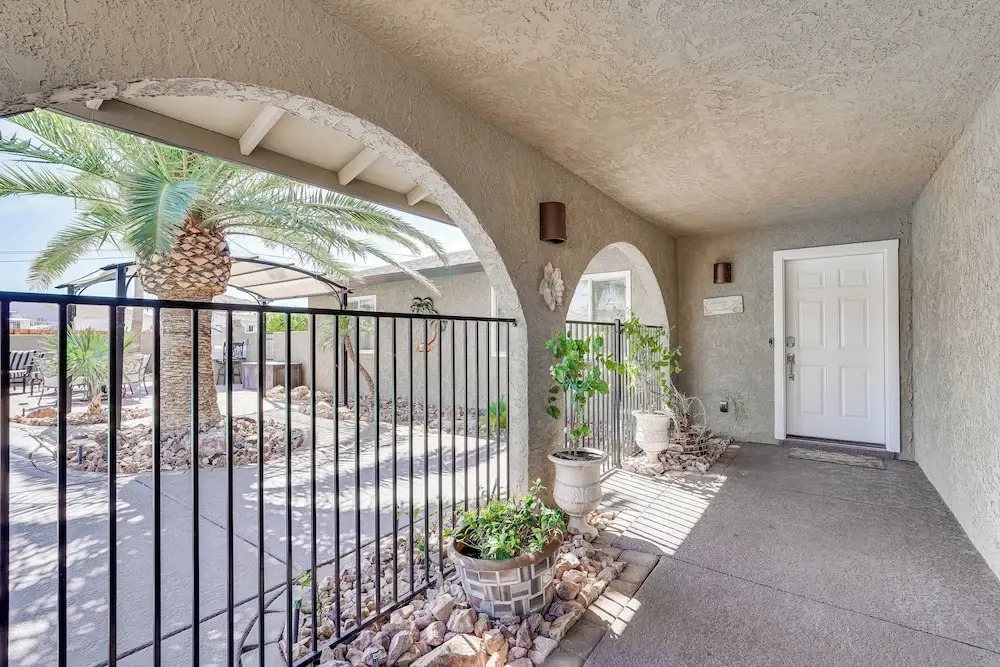 5 Mi to Beach: Poolside Paradise in Lake Havasu!