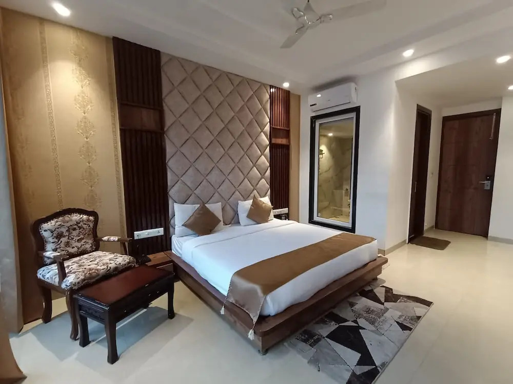 RR Hotel and Resort